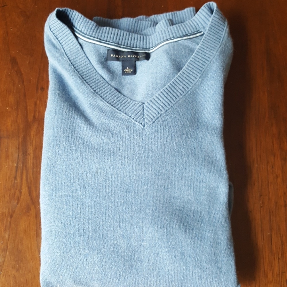 07:08 - Banana Republic V-neck Sweater